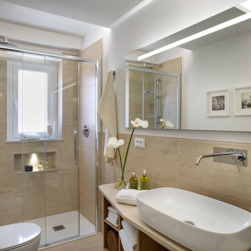 Butterfly With Beach & Breakfast Included: Autumn, Bathroom, Spring, Summer, Winter