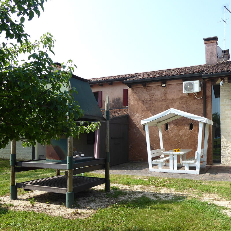 Silea Apartments, Pool, Garden, Treviso: Autumn, Garden, Spring, Summer