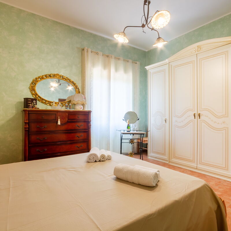 Luxury Private Villa With Garden: Autumn, Bedroom, Spring, Summer