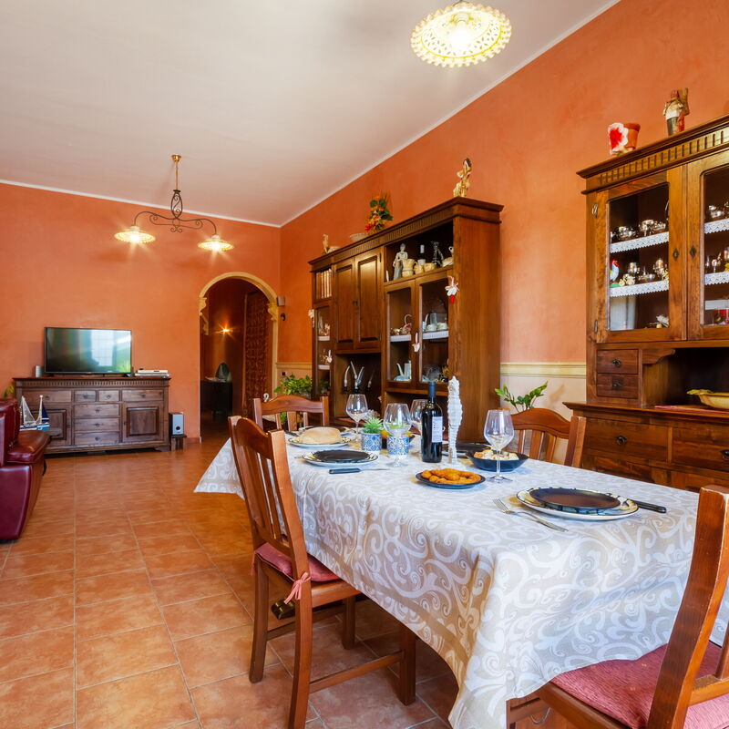 Luxury Private Villa With Garden: Autumn, Dining Room, Spring, Summer