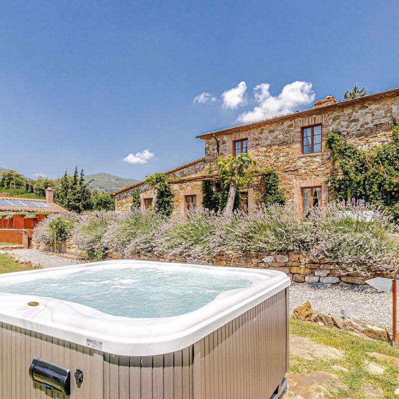 Villa la Cerbaina: Extérieurs, jacuzzi