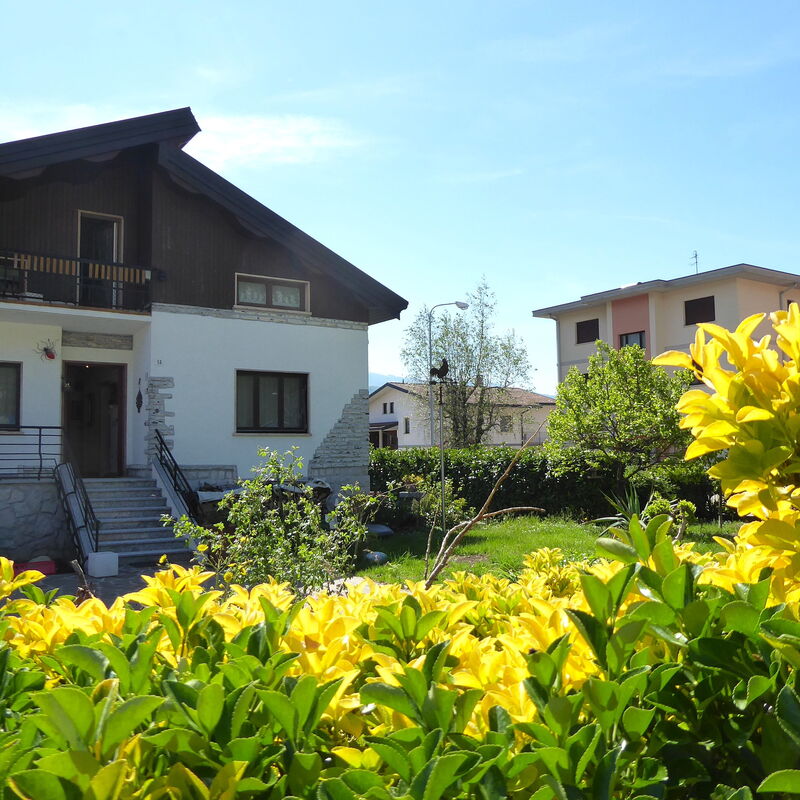 House Angy: Automne, Entrée principale, Été, Jardin, Printemps