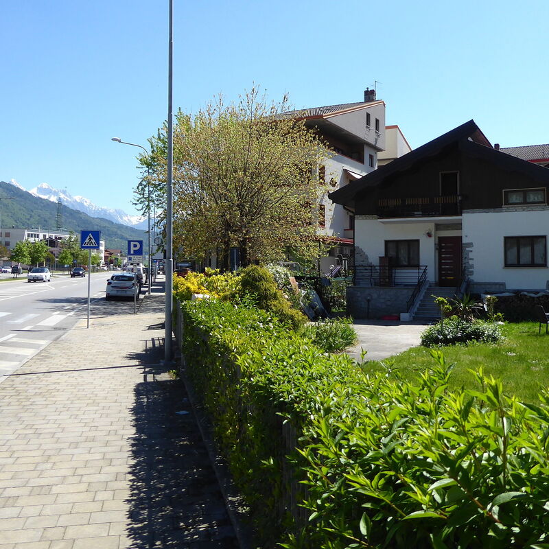 House Angy: Automne, Entrée principale, Été, Printemps