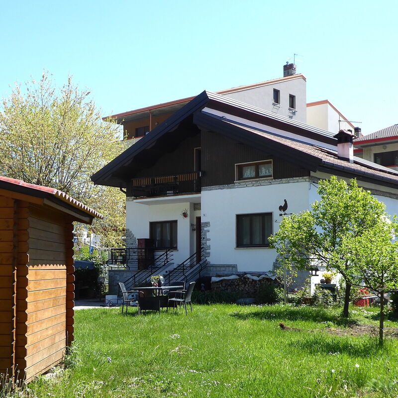 House Angy: Automne, Entrée principale, Été, Jardin, Printemps