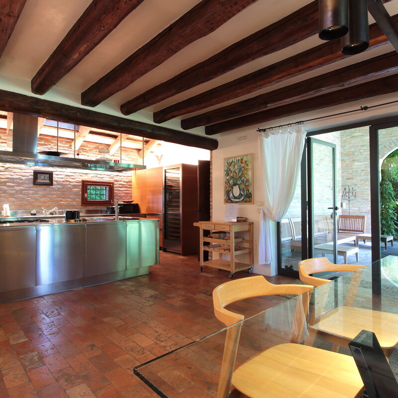 Villa Dorina: Automne, Cuisine, Été, Hiver, Printemps, Salle à manger