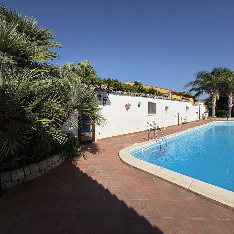 Il Cigno Reale White: Autumn, Pool, Spring, Summer