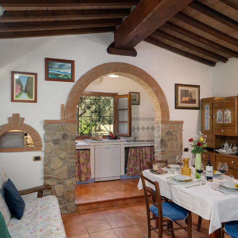 Villa Le Vigne: Dining Room, Kitchen, Summer
