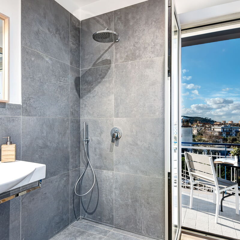 Luxury Blues Apartment: luxury-blues-apartment-sorrento-apartment-bathroom