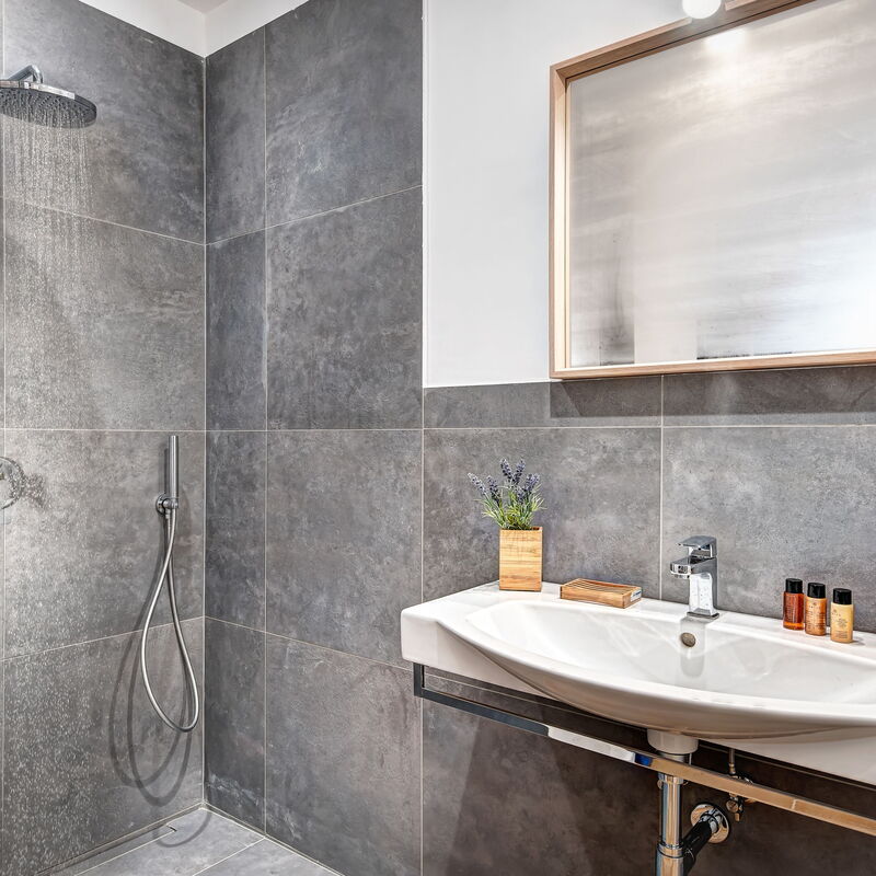 Luxury Blues Apartment: luxury-blues-apartment-sorrento-apartment-bathroom