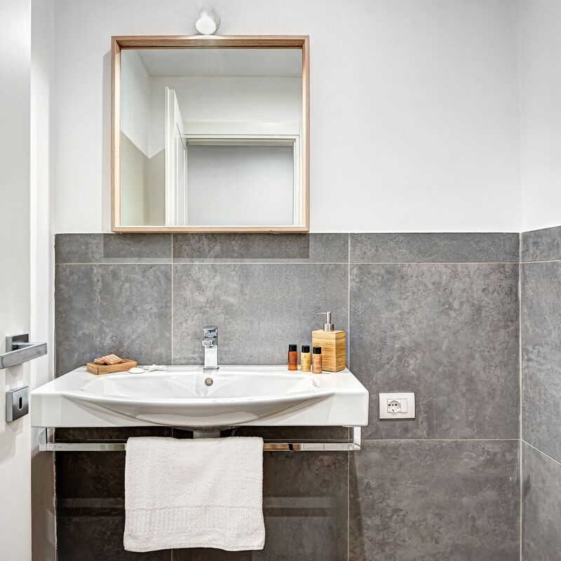 Luxury Blues Apartment: luxury-blues-apartment-sorrento-apartment-bathroom