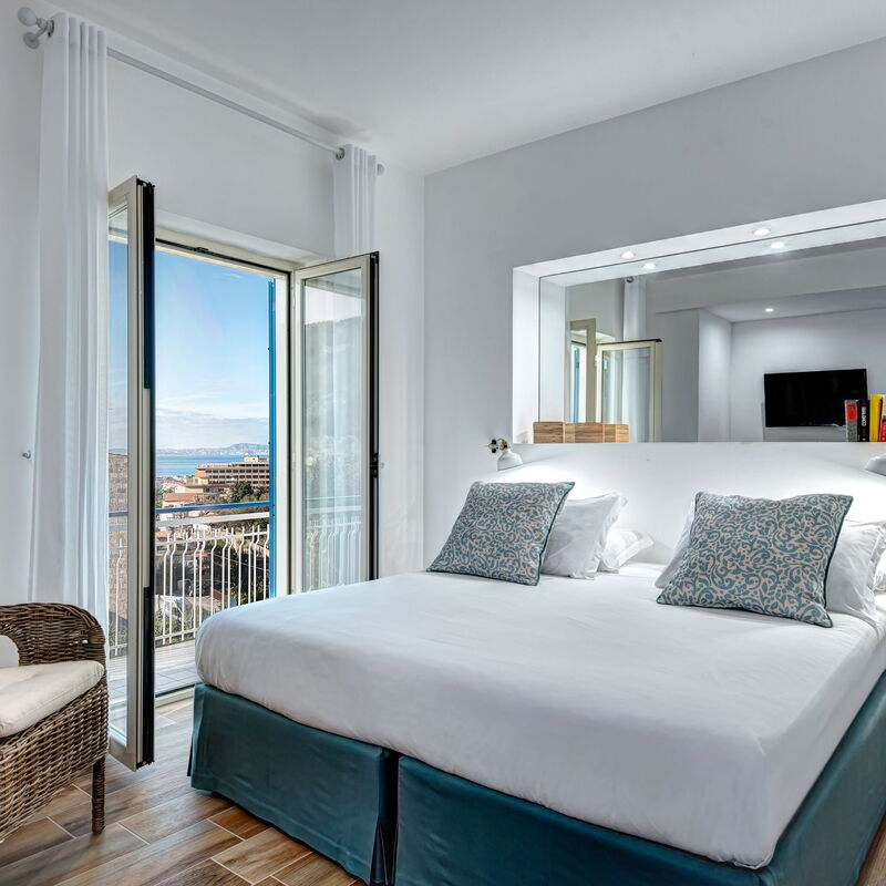 Luxury Blues Apartment: luxury-blues-apartment-sorrento-apartment-bedroom