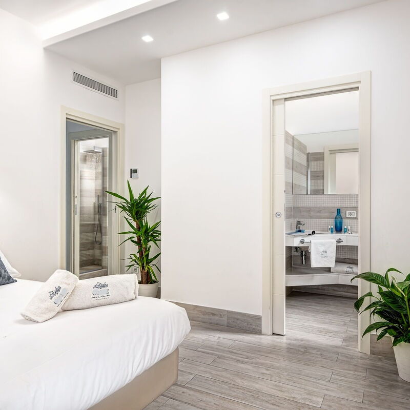 Total White Home Sorrento: total-white-home-sorrento-apartment-bedroom