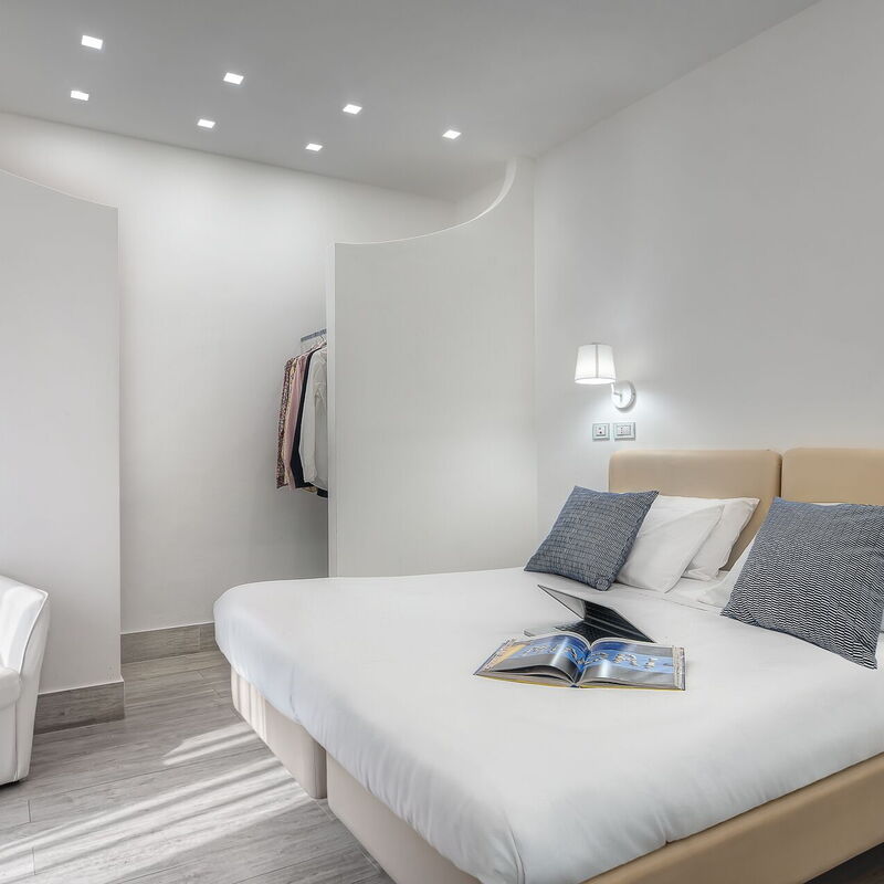 Total White Home Sorrento: total-white-home-sorrento-apartment-bedroom