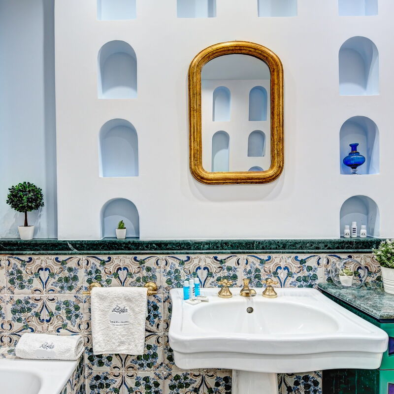 Woody Home Sea View: woody-home-sea-view-sorrento-apartment-bathroom