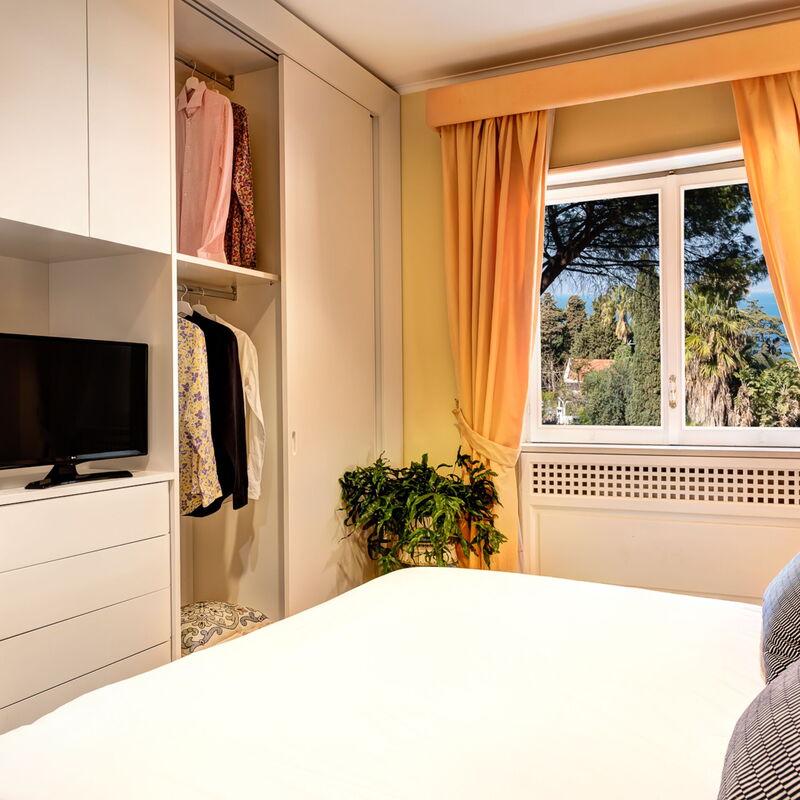 Woody Home Sea View: woody-home-sea-view-sorrento-apartment-bedroom