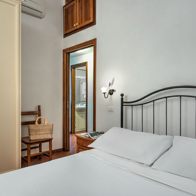 La Baia Dello Chalet: la-baia-dello-chalet-massa-lubrense-appartament-bedroom