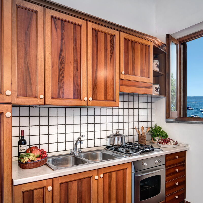 La Baia Dello Chalet: la-baia-dello-chalet-massa-lubrense-appartament-kitchen