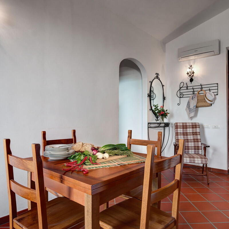 La Baia Dello Chalet: la-baia-dello-chalet-massa-lubrense-appartament-dining-room