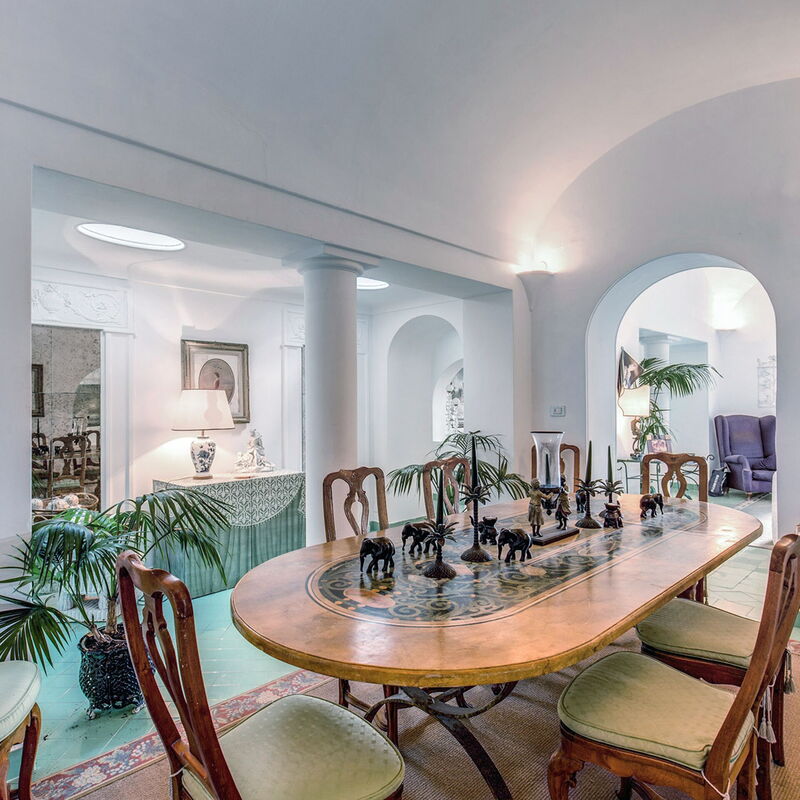 Villa Prestige '50: villa-prestige-50-capri-villa-dining-room
