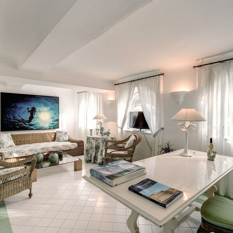Villa Prestige '50: villa-prestige-50-capri-villa-living-room