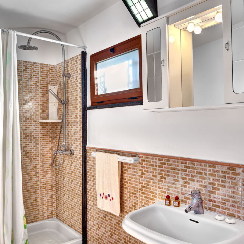 La Villa Dell'olio: la-villa-dell-olio-massa-lubrense-villa-bathroom