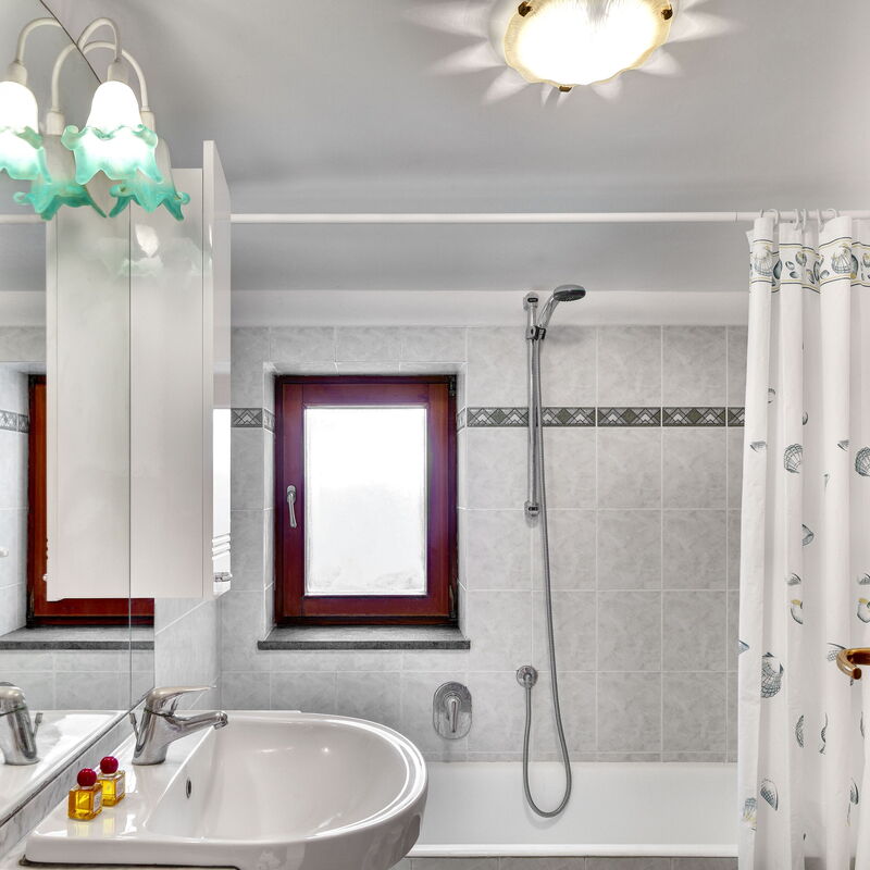 La Villa Dell'olio: la-villa-dell-olio-massa-lubrense-villa-bathroom