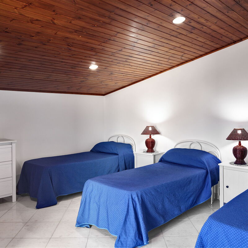 La Villa Dell'olio: la-villa-dell-olio-massa-lubrense-villa-bedroom