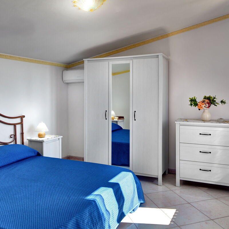 La Villa Dell'olio: la-villa-dell-olio-massa-lubrense-villa-bedroom