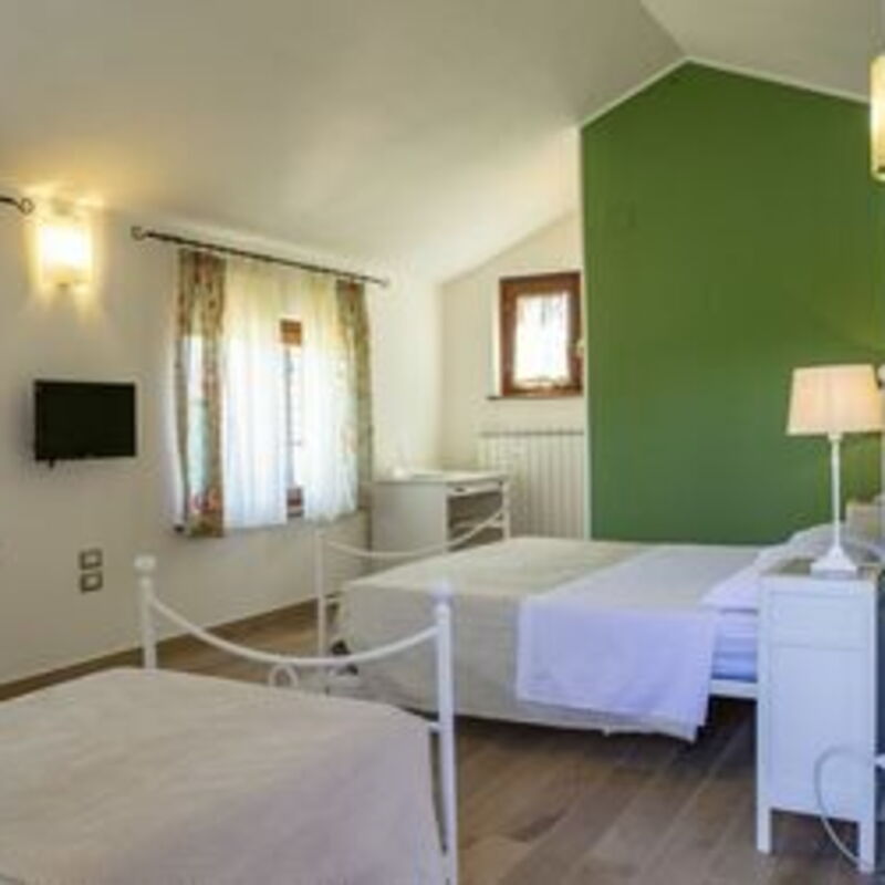 La Villa Del Teatro: la-villa-del-teatro-piane-di-falerone-villa-bedroom