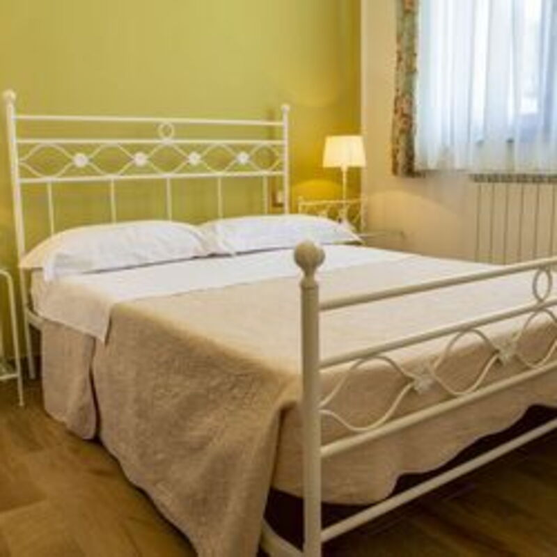 La Villa Del Teatro: la-villa-del-teatro-piane-di-falerone-villa-bedroom