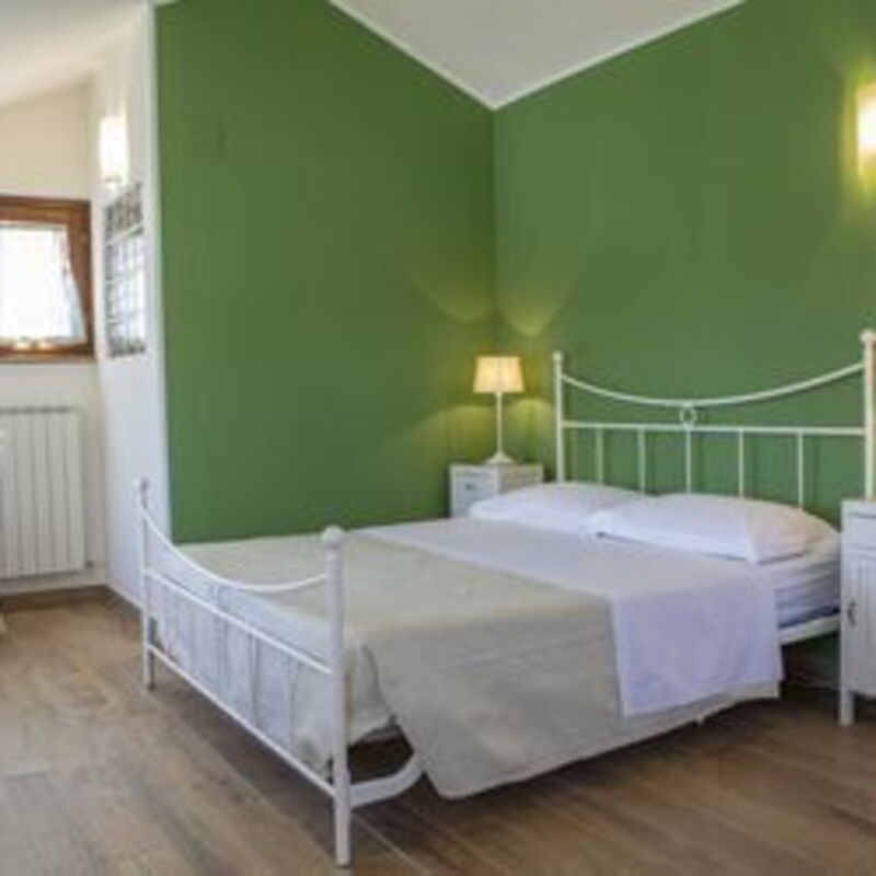 La Villa Del Teatro: la-villa-del-teatro-piane-di-falerone-villa-bedroom