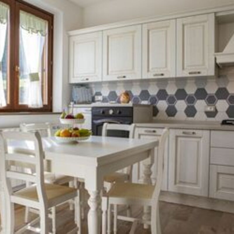 La Villa Del Teatro: la-villa-del-teatro-piane-di-falerone-villa-kitchen