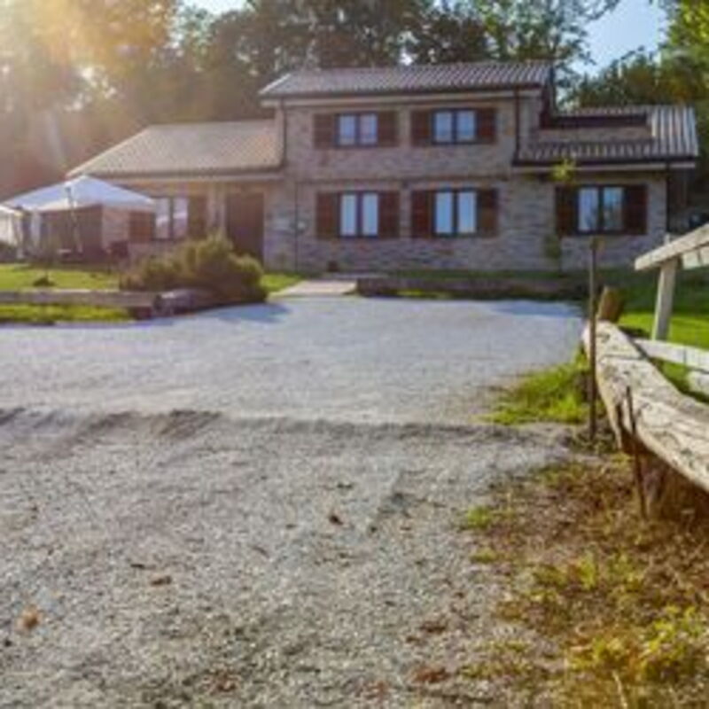 La Villa Del Teatro: la-villa-del-teatro-piane-di-falerone-villa-external