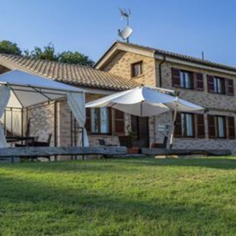 La Villa Del Teatro: la-villa-del-teatro-piane-di-falerone-villa-external