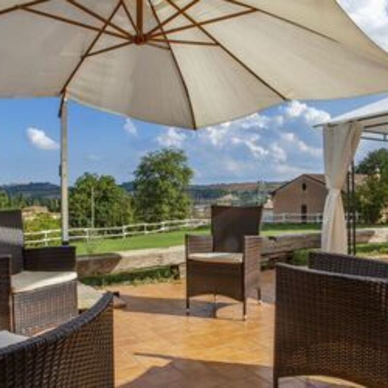 La Villa Del Teatro: la-villa-del-teatro-piane-di-falerone-villa-patio