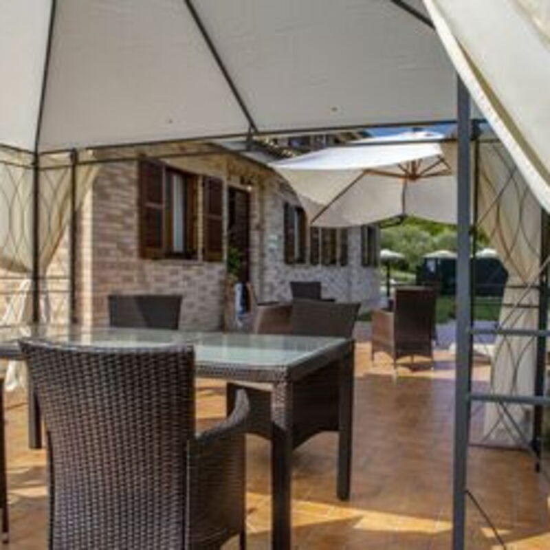 La Villa Del Teatro: la-villa-del-teatro-piane-di-falerone-villa-patio