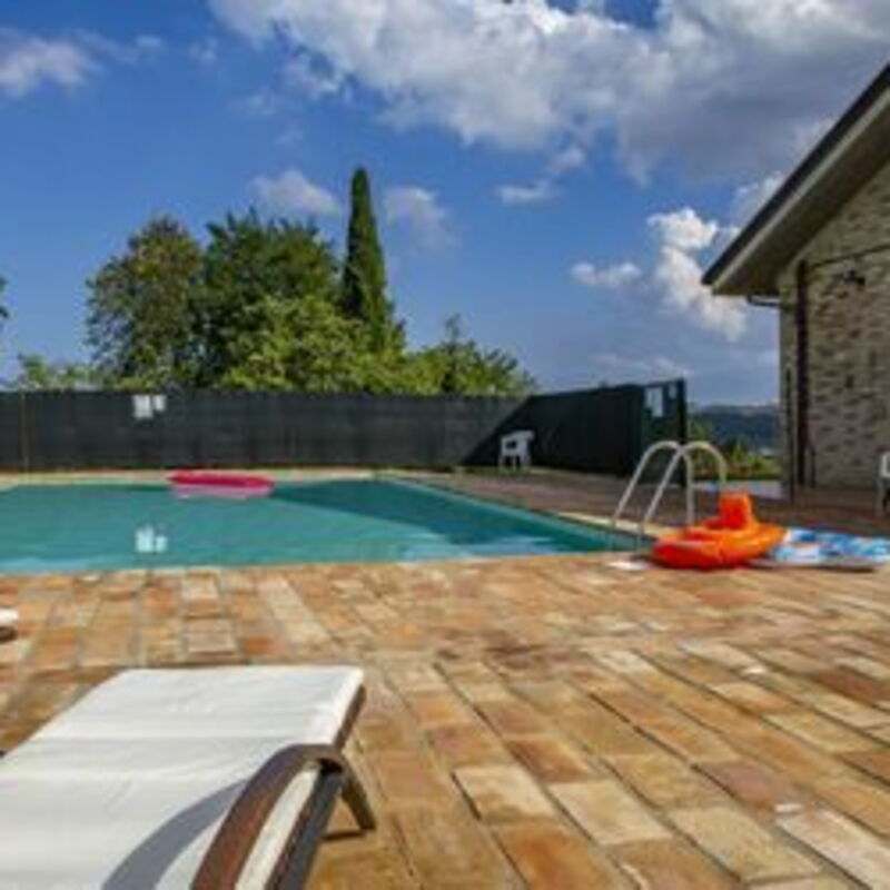 La Villa Del Teatro: la-villa-del-teatro-piane-di-falerone-villa-pool