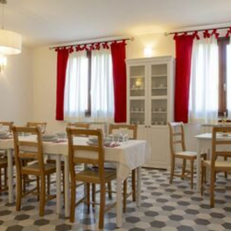 La Villa Del Teatro: la-villa-del-teatro-piane-di-falerone-villa-dining-room