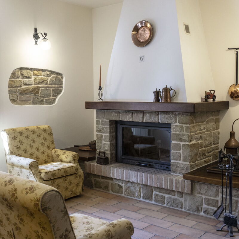 Cascina Del Castello: cascina-del-castello-san-severino-villa-living-room