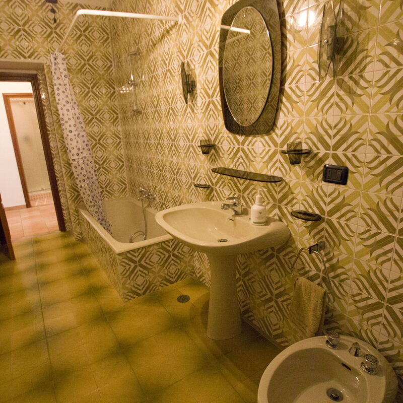 Palazzo Del Cortile: palazzo-del-cortile-cingoli-macerata-villa-bathroom