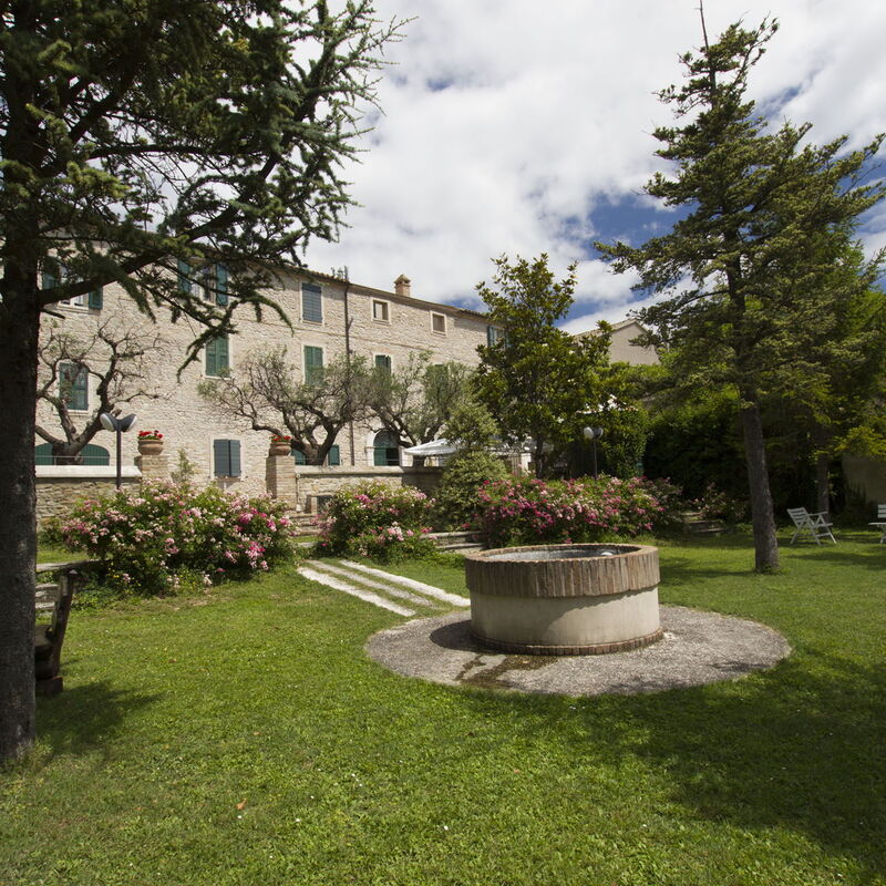 Palazzo Del Cortile: palazzo-del-cortile-cingoli-macerata-villa-garden