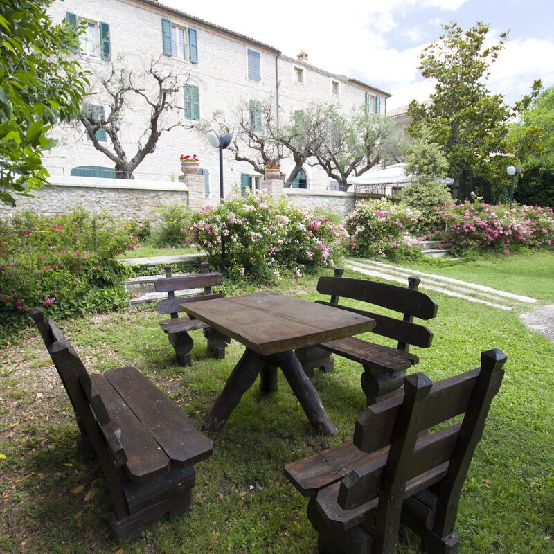 Palazzo Del Cortile: palazzo-del-cortile-cingoli-macerata-villa-garden