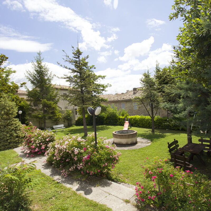 Palazzo Del Cortile: palazzo-del-cortile-cingoli-macerata-villa-garden