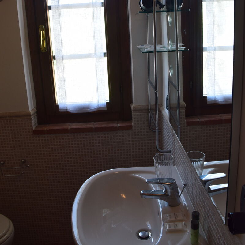 Rocche Di Valiano: rocche-di-valiano-chianti-castelnuovo-berardenga-multiproprietà-ginestra-bathroom