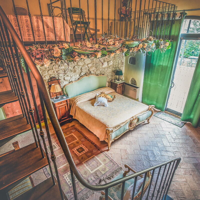 La Reggia Nel Podere: la-reggia-nel-podere-val-d-orcia-villa-bedroom