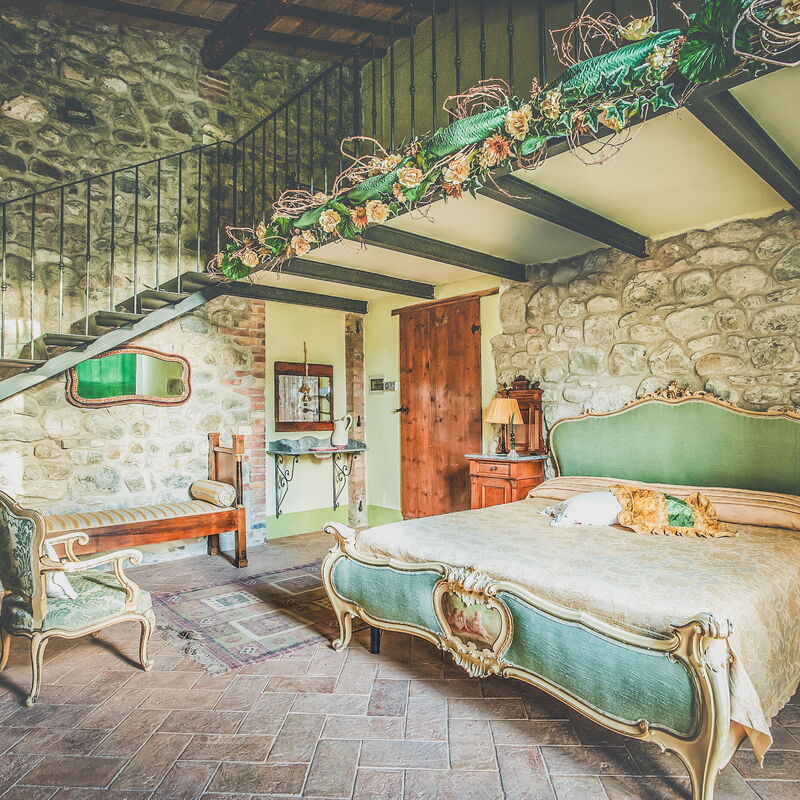 La Reggia Nel Podere: la-reggia-nel-podere-val-d-orcia-villa-bedroom