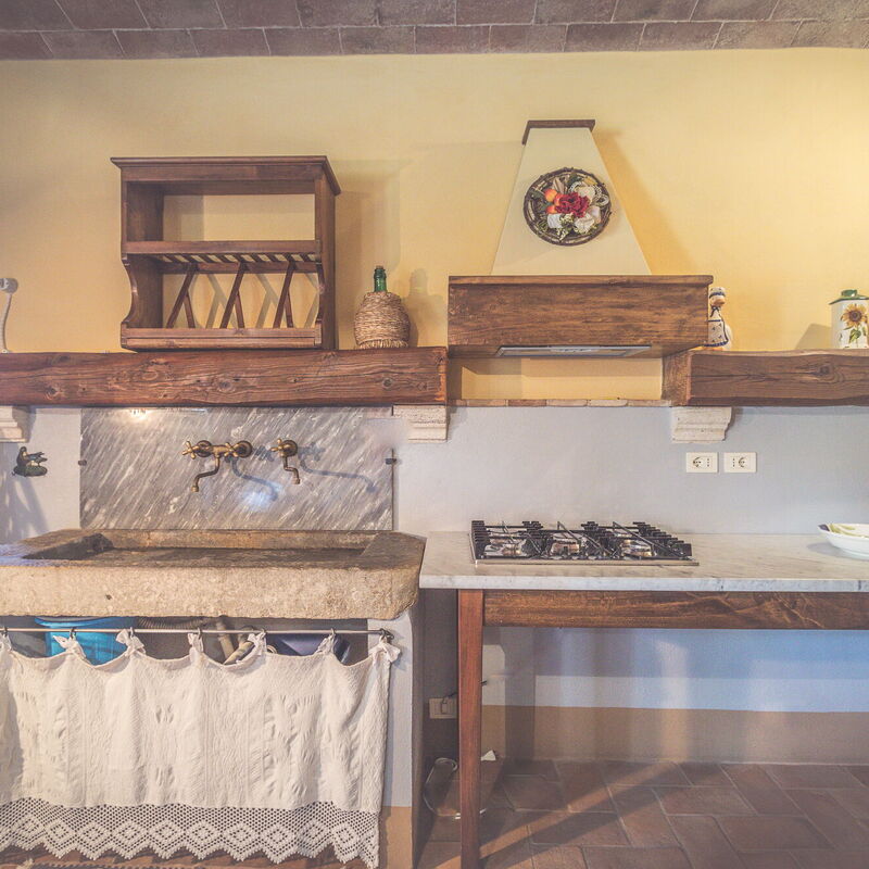 La Reggia Nel Podere: la-reggia-nel-podere-val-d-orcia-villa-kitchen