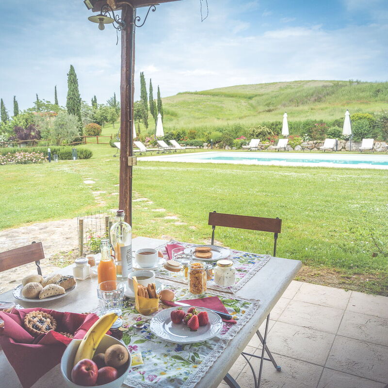 La Reggia Nel Podere: la-reggia-nel-podere-val-d-orcia-villa-patio