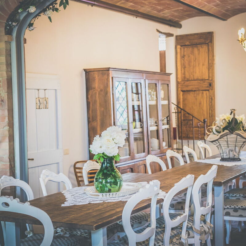 La Reggia Nel Podere: la-reggia-nel-podere-val-d-orcia-villa-dining-room