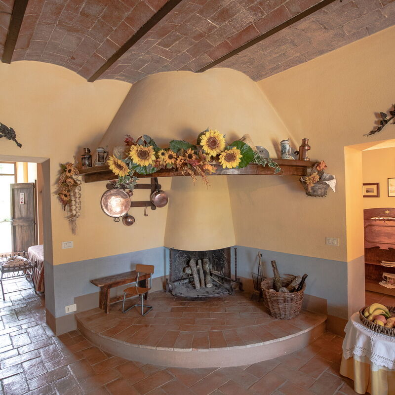 La Reggia Nel Podere: la-reggia-nel-podere-val-d-orcia-villa-living-room